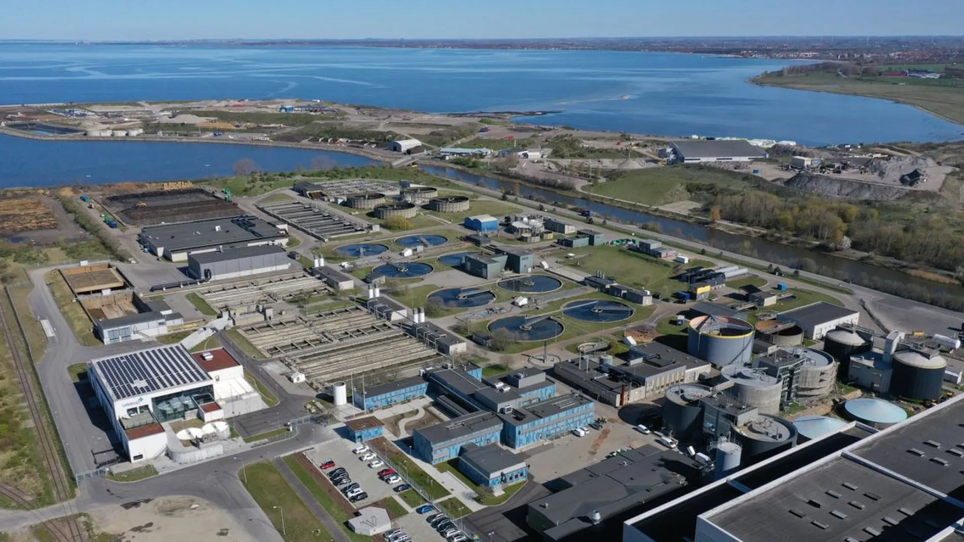En flygbild över hur Sjölunda avloppsreningsverk ser ut idag med Lommabukten i bakgrunden.
