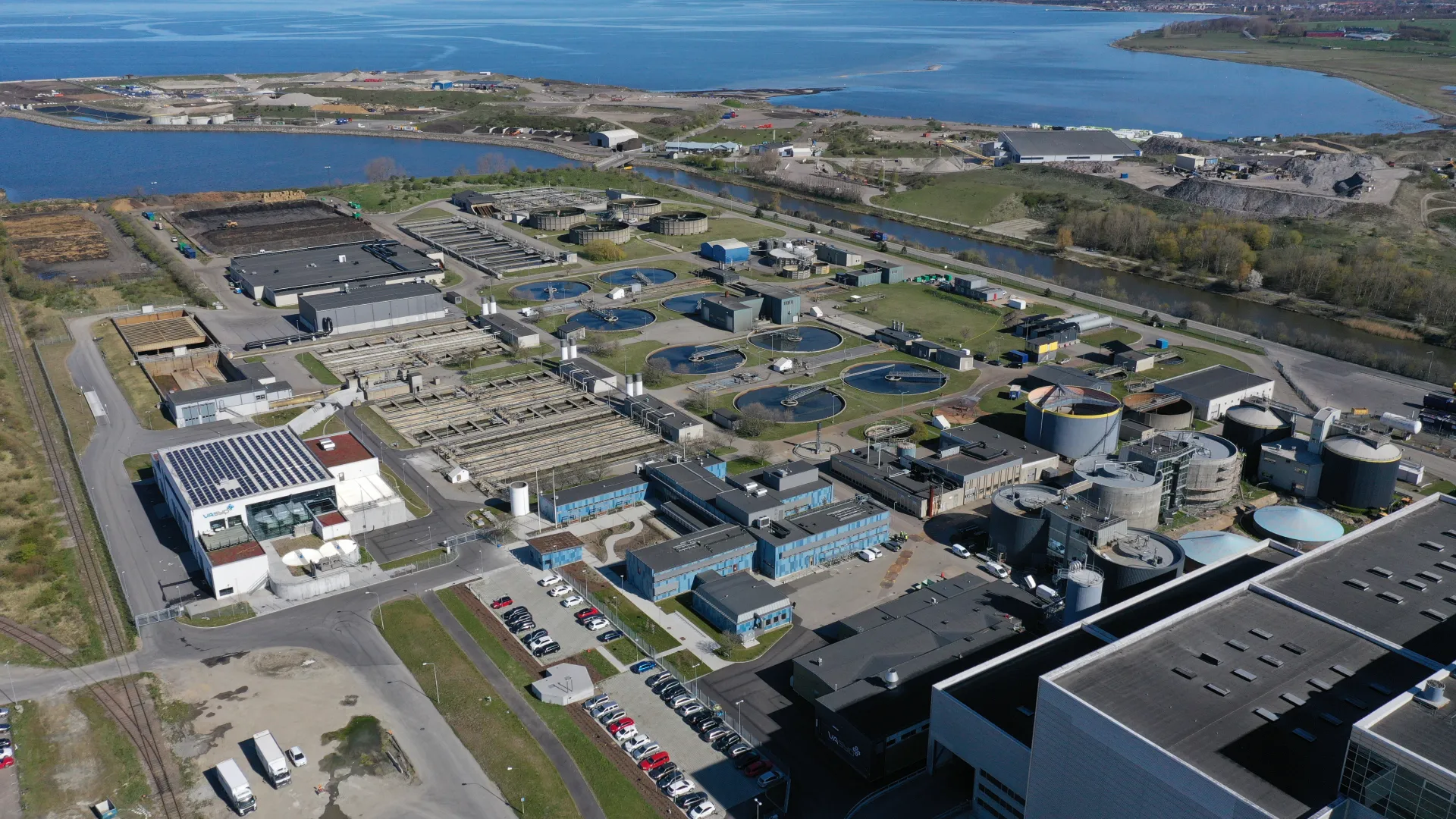 Flygfoto över Sjölunda avloppsreningsverk med Öresund i bakgrunden.