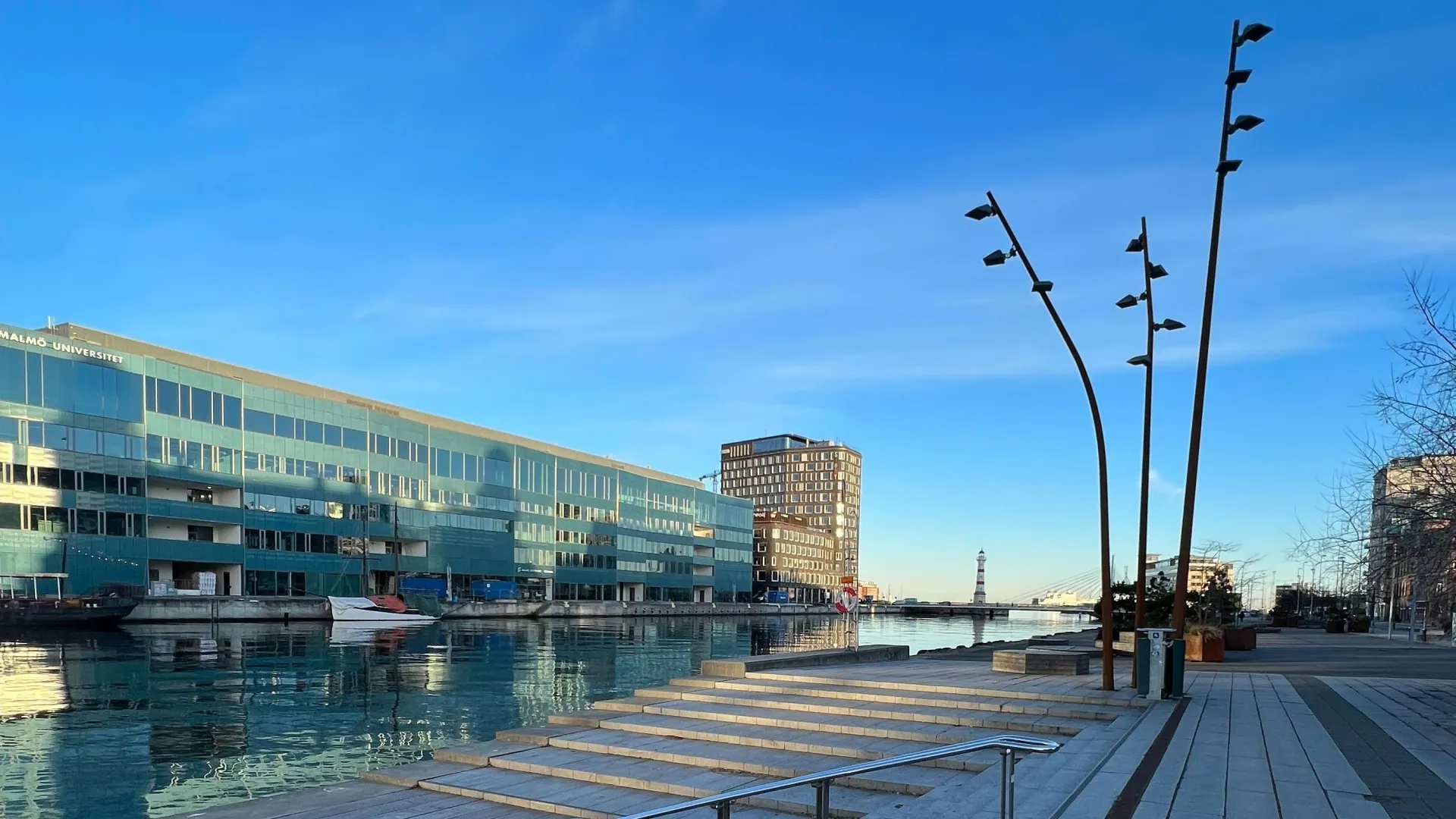 Bild som visar kanal och byggnader samt himmel