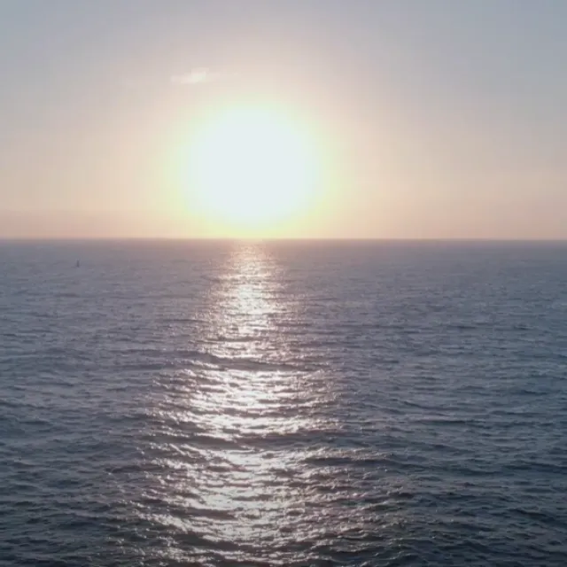 Bild på hav med solnedgång