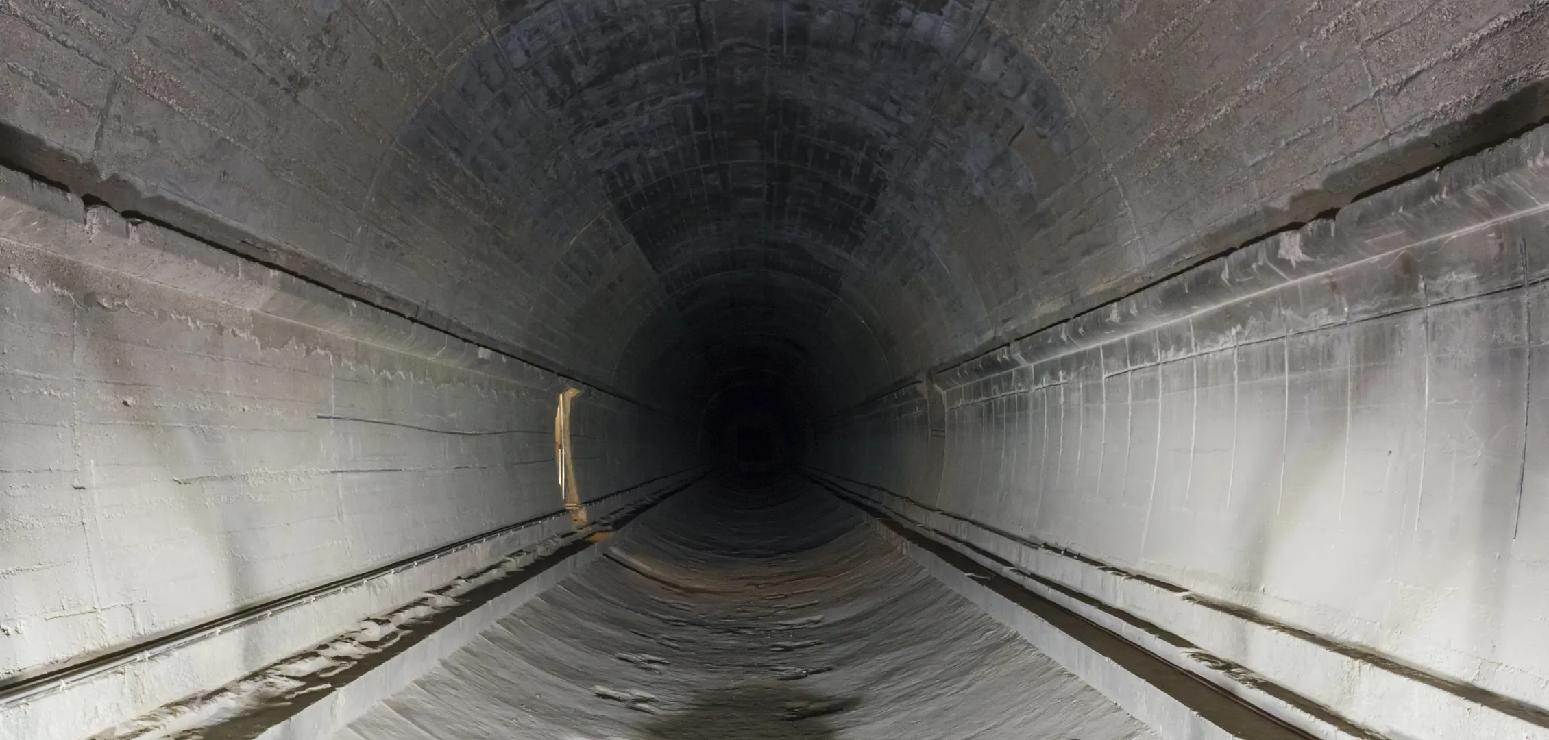Underjordisk tunnel i betong