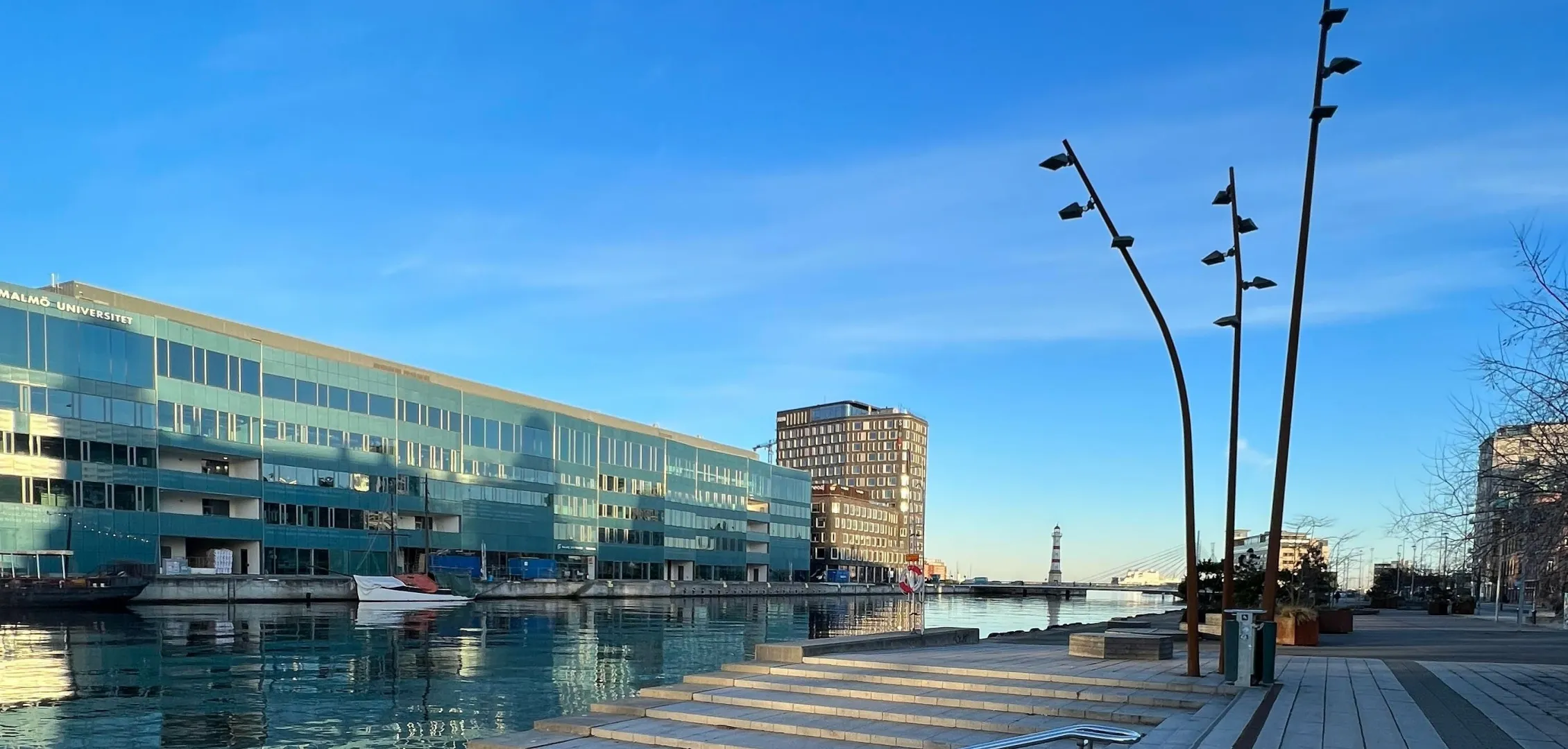 Bild som visar kanal och byggnader samt himmel